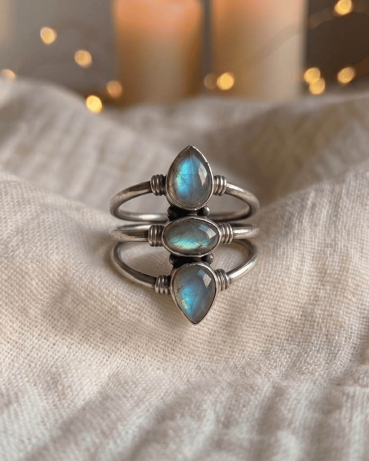Anello Eva Giunquilla in argento 925 con tre labradoriti, tributo agli archetipi del femminile Anello Giunquilla con labradorite cangiante in argento 925, le tre fasi lunari in un unico gioiello Anello Eva Giunquilla argento 925 e labradorite: fanciulla, madre e strega come simboli viventi Anello Giunquilla con labradorite multiriflesso, energia delle fasi lunari e del femminile sacro Anello Eva Giunquilla in argento con tre labradoriti cangianti, gioiello spirituale di potere femminile
