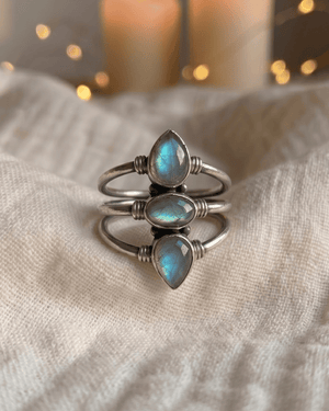 Anello Eva Giunquilla in argento 925 con tre labradoriti, tributo agli archetipi del femminile Anello Giunquilla con labradorite cangiante in argento 925, le tre fasi lunari in un unico gioiello Anello Eva Giunquilla argento 925 e labradorite: fanciulla, madre e strega come simboli viventi Anello Giunquilla con labradorite multiriflesso, energia delle fasi lunari e del femminile sacro Anello Eva Giunquilla in argento con tre labradoriti cangianti, gioiello spirituale di potere femminile
