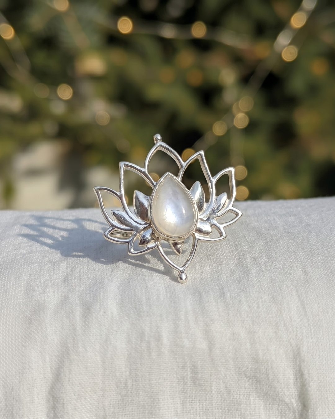 Anello ninfa Giunquilla in argento 925 con pietra di luna adularia, fertilità e rinascita quotidiana Anello Giunquilla con adularia in argento 925, luce perlescente del loto e del femminile Anello ninfa Giunquilla argento 925 e pietra di luna adularia, simbolo universale di fioritura Anello Giunquilla con pietra di luna adularia iridescente, energia del loto e dei cicli femminili Anello ninfa Giunquilla in argento 925, adularia e fioritura: la luce che viene da dentro
