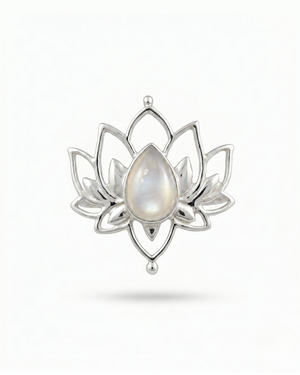 Anello ninfa Giunquilla in argento 925 con pietra di luna adularia, fertilità e rinascita quotidiana Anello Giunquilla con adularia in argento 925, luce perlescente del loto e del femminile Anello ninfa Giunquilla argento 925 e pietra di luna adularia, simbolo universale di fioritura Anello Giunquilla con pietra di luna adularia iridescente, energia del loto e dei cicli femminili Anello ninfa Giunquilla in argento 925, adularia e fioritura: la luce che viene da dentro
