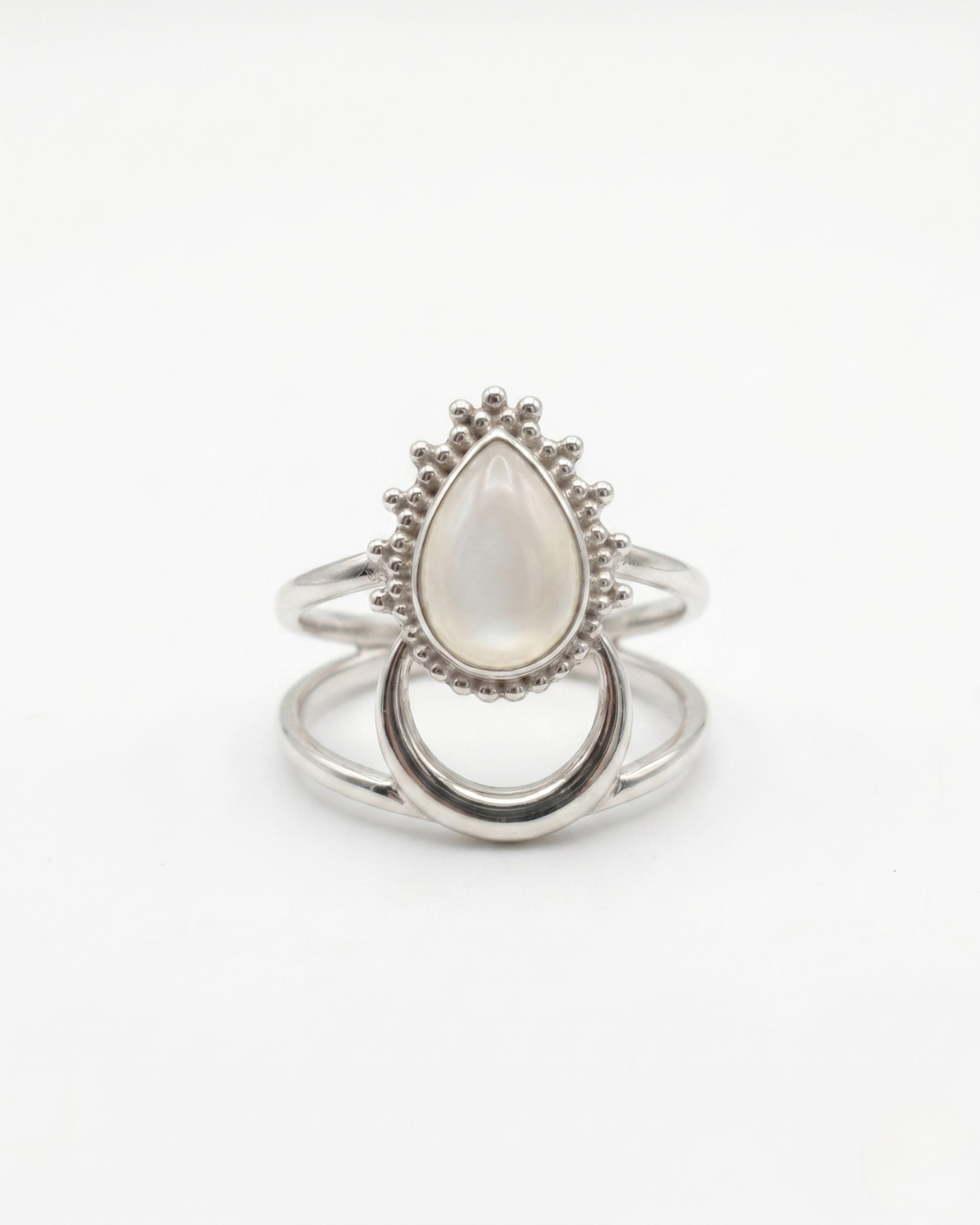 Anello Lilith Giunquilla in argento 925 con pietra di luna adularia, luce interiore femminile Anello Giunquilla con adularia in argento 925, perlescenza lunare per donne consapevoli e libere Anello Lilith Giunquilla argento 925 e pietra di luna: potere femminile delicato e indomabile Anello Giunquilla con pietra di luna adularia, simbolo di saggezza luminosa e libertà interiore Anello Lilith Giunquilla in argento con adularia iridescente, gioiello del sacro femminile libero
