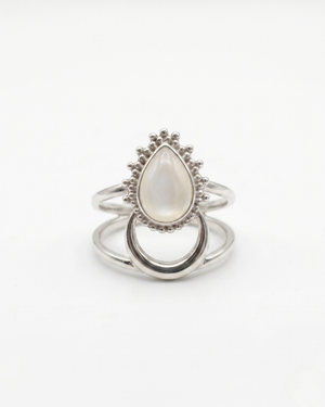 Anello Lilith Giunquilla in argento 925 con pietra di luna adularia, luce interiore femminile Anello Giunquilla con adularia in argento 925, perlescenza lunare per donne consapevoli e libere Anello Lilith Giunquilla argento 925 e pietra di luna: potere femminile delicato e indomabile Anello Giunquilla con pietra di luna adularia, simbolo di saggezza luminosa e libertà interiore Anello Lilith Giunquilla in argento con adularia iridescente, gioiello del sacro femminile libero
