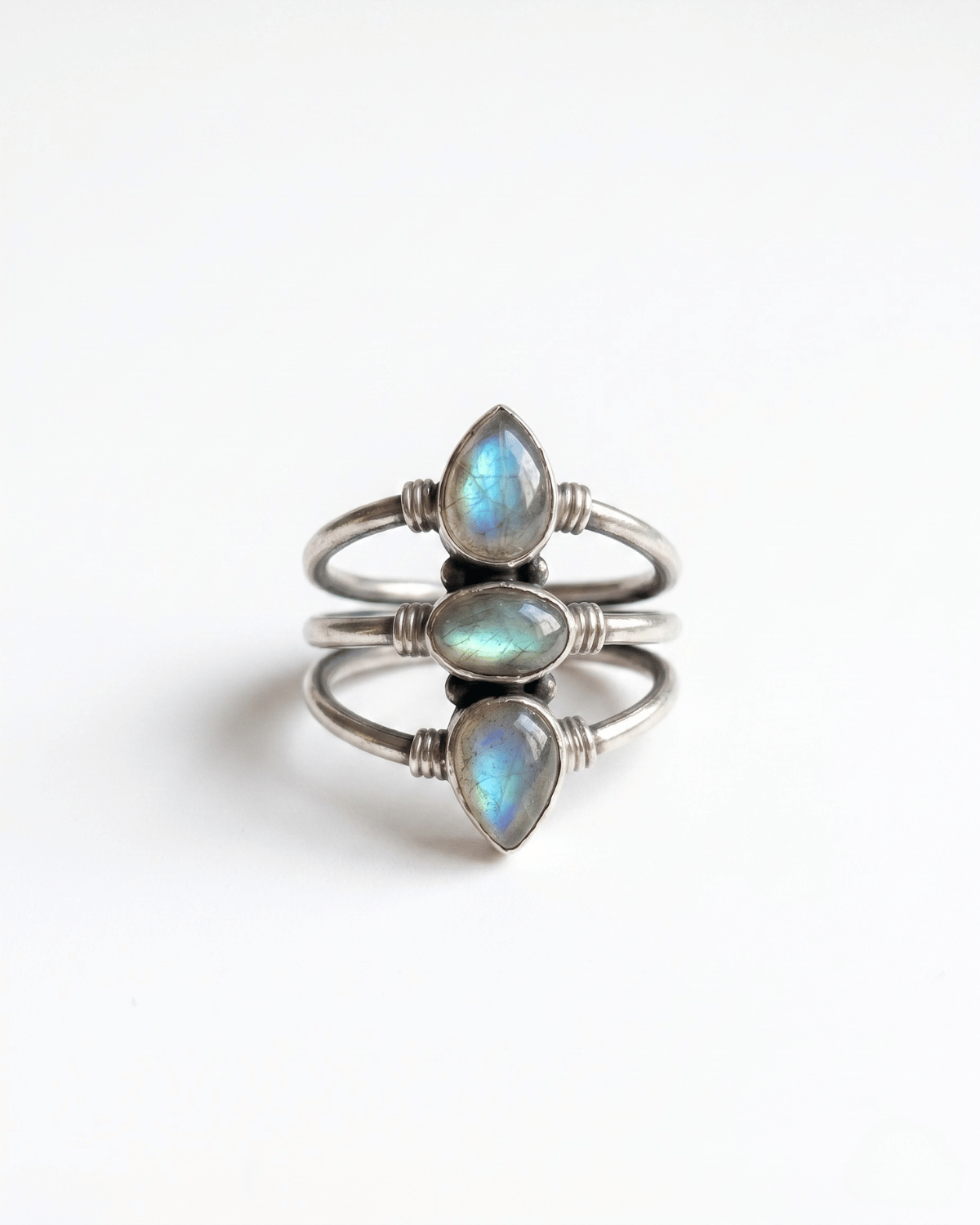 Anello Eva Giunquilla in argento 925 con tre labradoriti, tributo agli archetipi del femminile Anello Giunquilla con labradorite cangiante in argento 925, le tre fasi lunari in un unico gioiello Anello Eva Giunquilla argento 925 e labradorite: fanciulla, madre e strega come simboli viventi Anello Giunquilla con labradorite multiriflesso, energia delle fasi lunari e del femminile sacro Anello Eva Giunquilla in argento con tre labradoriti cangianti, gioiello spirituale di potere femminile
