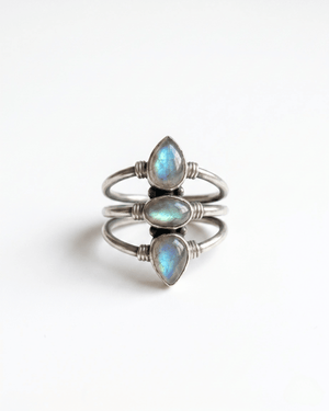 Anello Eva Giunquilla in argento 925 con tre labradoriti, tributo agli archetipi del femminile Anello Giunquilla con labradorite cangiante in argento 925, le tre fasi lunari in un unico gioiello Anello Eva Giunquilla argento 925 e labradorite: fanciulla, madre e strega come simboli viventi Anello Giunquilla con labradorite multiriflesso, energia delle fasi lunari e del femminile sacro Anello Eva Giunquilla in argento con tre labradoriti cangianti, gioiello spirituale di potere femminile
