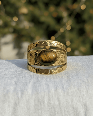 Anello Vesta Giunquilla in oro 18k con occhio di tigre e finitura a foglia Anello Giunquilla con occhio di tigre, pietra del coraggio e del fuoco interiore Anello Vesta Giunquilla in acciaio dorato, simbolo del focolare e della forza femminile consapevole Anello Giunquilla con occhio di tigre e foglia, amuleto di determinazione pratica e calore vitale Anello Vesta Giunquilla, oro 18k e occhio di tigre: fedeltà a sé stesse in un gioiello
