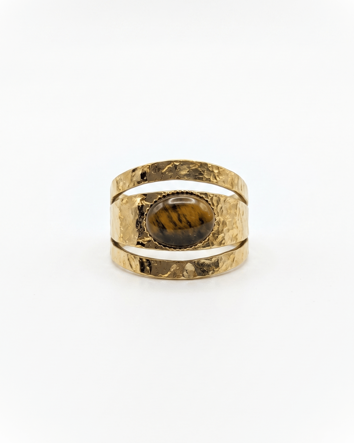 Anello Vesta Giunquilla in oro 18k con occhio di tigre e finitura a foglia Anello Giunquilla con occhio di tigre, pietra del coraggio e del fuoco interiore Anello Vesta Giunquilla in acciaio dorato, simbolo del focolare e della forza femminile consapevole Anello Giunquilla con occhio di tigre e foglia, amuleto di determinazione pratica e calore vitale Anello Vesta Giunquilla, oro 18k e occhio di tigre: fedeltà a sé stesse in un gioiello