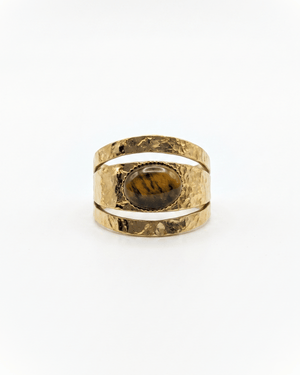 Anello Vesta Giunquilla in oro 18k con occhio di tigre e finitura a foglia Anello Giunquilla con occhio di tigre, pietra del coraggio e del fuoco interiore Anello Vesta Giunquilla in acciaio dorato, simbolo del focolare e della forza femminile consapevole Anello Giunquilla con occhio di tigre e foglia, amuleto di determinazione pratica e calore vitale Anello Vesta Giunquilla, oro 18k e occhio di tigre: fedeltà a sé stesse in un gioiello