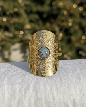 Anello Bamako Giunquilla in oro 18k con turchese africano e intarsio botanico Anello Giunquilla con turchese africano, pietra di protezione nei momenti di passaggio e trasformazione Anello Bamako Giunquilla in acciaio dorato con intarsio botanico, ispirato ai simboli rurali del Mali Anello Giunquilla con turchese africano e decoro botanico, energia di radicamento e coraggio femminile Anello Bamako Giunquilla, oro 18k e turchese: un frammento di rituale ancestrale al dito