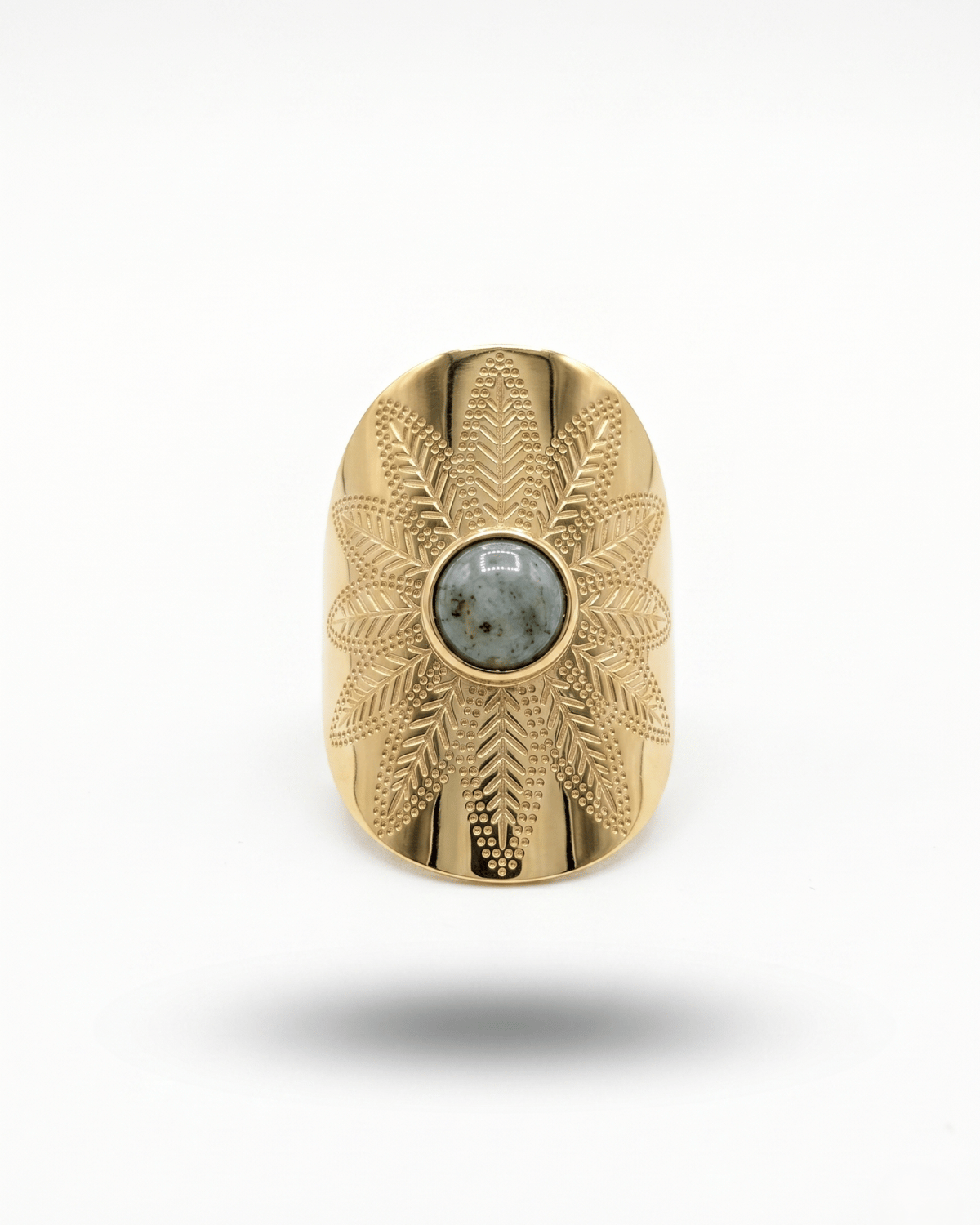 Anello Bamako Giunquilla in oro 18k con turchese africano e intarsio botanico Anello Giunquilla con turchese africano, pietra di protezione nei momenti di passaggio e trasformazione Anello Bamako Giunquilla in acciaio dorato con intarsio botanico, ispirato ai simboli rurali del Mali Anello Giunquilla con turchese africano e decoro botanico, energia di radicamento e coraggio femminile Anello Bamako Giunquilla, oro 18k e turchese: un frammento di rituale ancestrale al dito