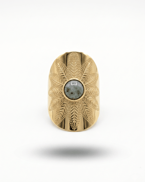Anello Bamako Giunquilla in oro 18k con turchese africano e intarsio botanico Anello Giunquilla con turchese africano, pietra di protezione nei momenti di passaggio e trasformazione Anello Bamako Giunquilla in acciaio dorato con intarsio botanico, ispirato ai simboli rurali del Mali Anello Giunquilla con turchese africano e decoro botanico, energia di radicamento e coraggio femminile Anello Bamako Giunquilla, oro 18k e turchese: un frammento di rituale ancestrale al dito
