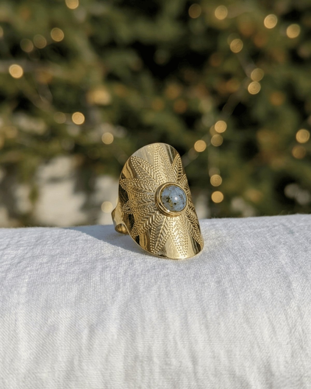 Anello Bamako Giunquilla in oro 18k con turchese africano e intarsio botanico Anello Giunquilla con turchese africano, pietra di protezione nei momenti di passaggio e trasformazione Anello Bamako Giunquilla in acciaio dorato con intarsio botanico, ispirato ai simboli rurali del Mali Anello Giunquilla con turchese africano e decoro botanico, energia di radicamento e coraggio femminile Anello Bamako Giunquilla, oro 18k e turchese: un frammento di rituale ancestrale al dito