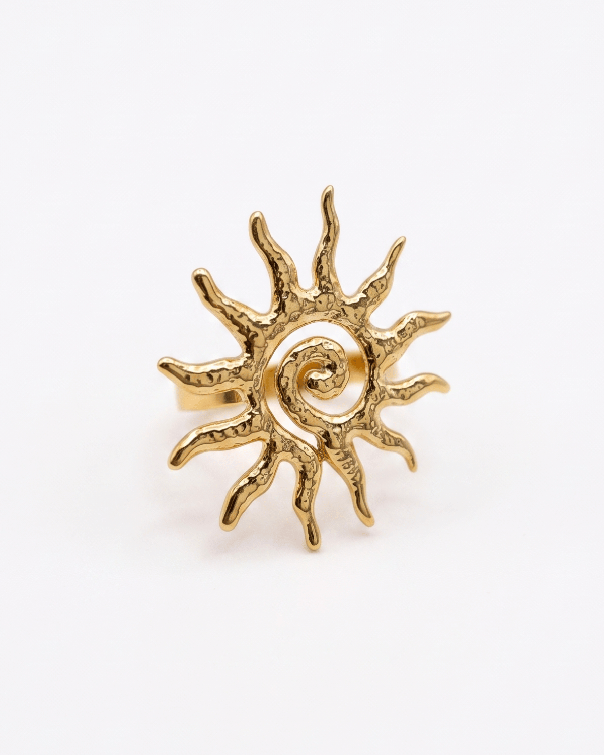 Anello sole Giunquilla in acciaio placcato oro 18k con spirale, simbolo dei cicli naturali Anello Soleya Giunquilla a forma di sole con spirale puntinata, energia solare e femminile Anello Giunquilla con sole e spirale in oro 18k, geometria sacra ispirata a Newgrange e alle Ande Anello sole Giunquilla in acciaio dorato, per portare energia solare sacra in ogni gesto quotidiano Anello Soleya Giunquilla: spirale e sole in oro 18k, movimento ciclico del femminile al dito
