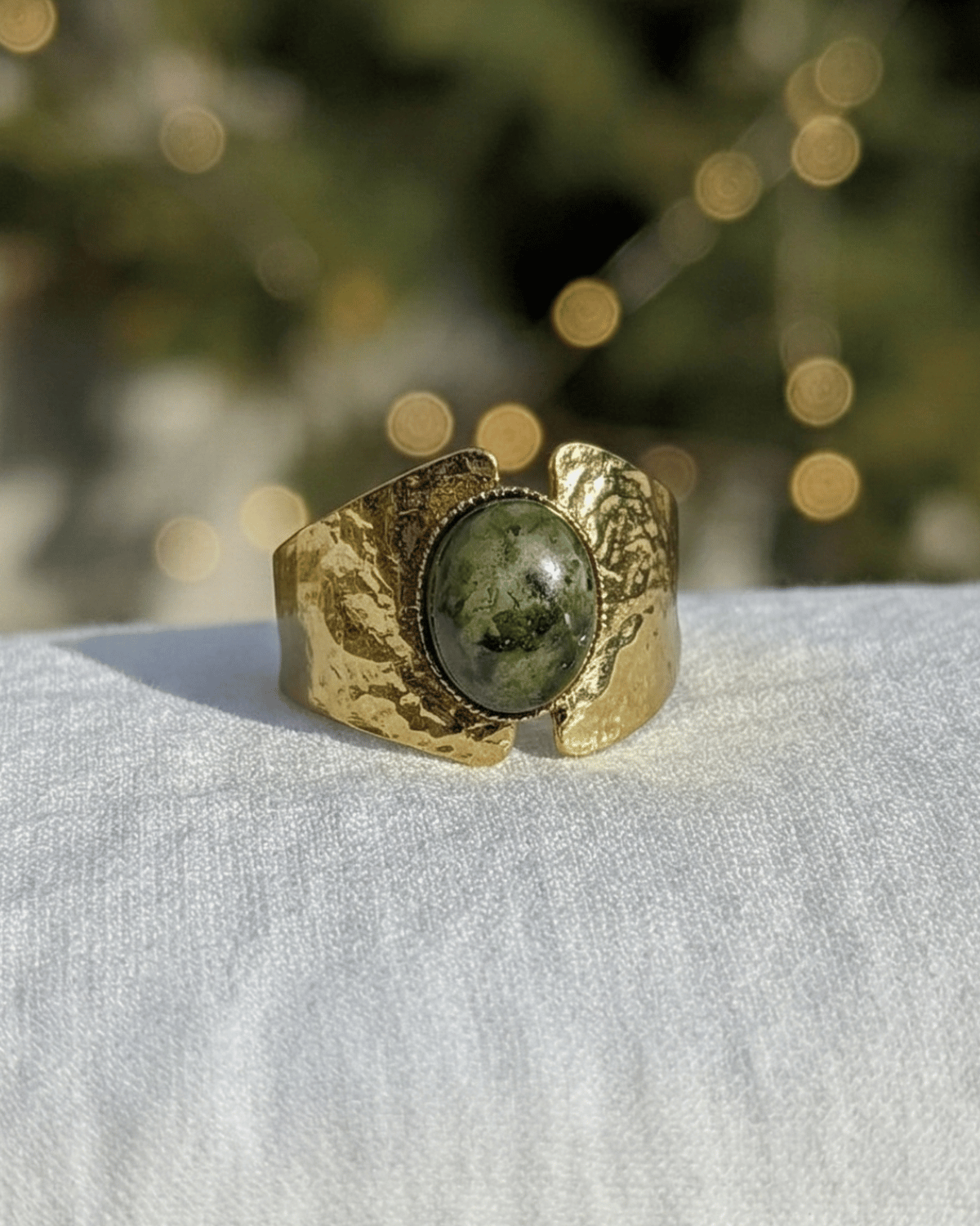 Anello Elara Giunquilla in oro 18k con turchese africano e finitura a foglia Anello Giunquilla con turchese africano, pietra di equilibrio per i momenti di trasformazione interiore Anello Elara Giunquilla in acciaio placcato oro con finitura botanica, tra il divino e l'umano femminile Anello Giunquilla con turchese e foglia dorata, per chi sta diventando qualcosa di nuovo Anello Elara Giunquilla, oro 18k: turchese africano e natura per accompagnare ogni cambiamento