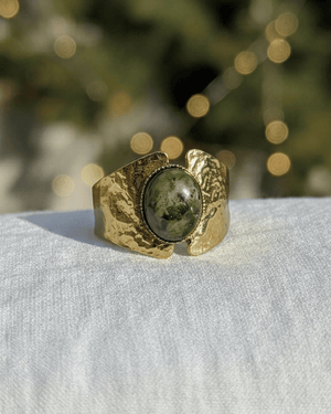 Anello Elara Giunquilla in oro 18k con turchese africano e finitura a foglia Anello Giunquilla con turchese africano, pietra di equilibrio per i momenti di trasformazione interiore Anello Elara Giunquilla in acciaio placcato oro con finitura botanica, tra il divino e l'umano femminile Anello Giunquilla con turchese e foglia dorata, per chi sta diventando qualcosa di nuovo Anello Elara Giunquilla, oro 18k: turchese africano e natura per accompagnare ogni cambiamento