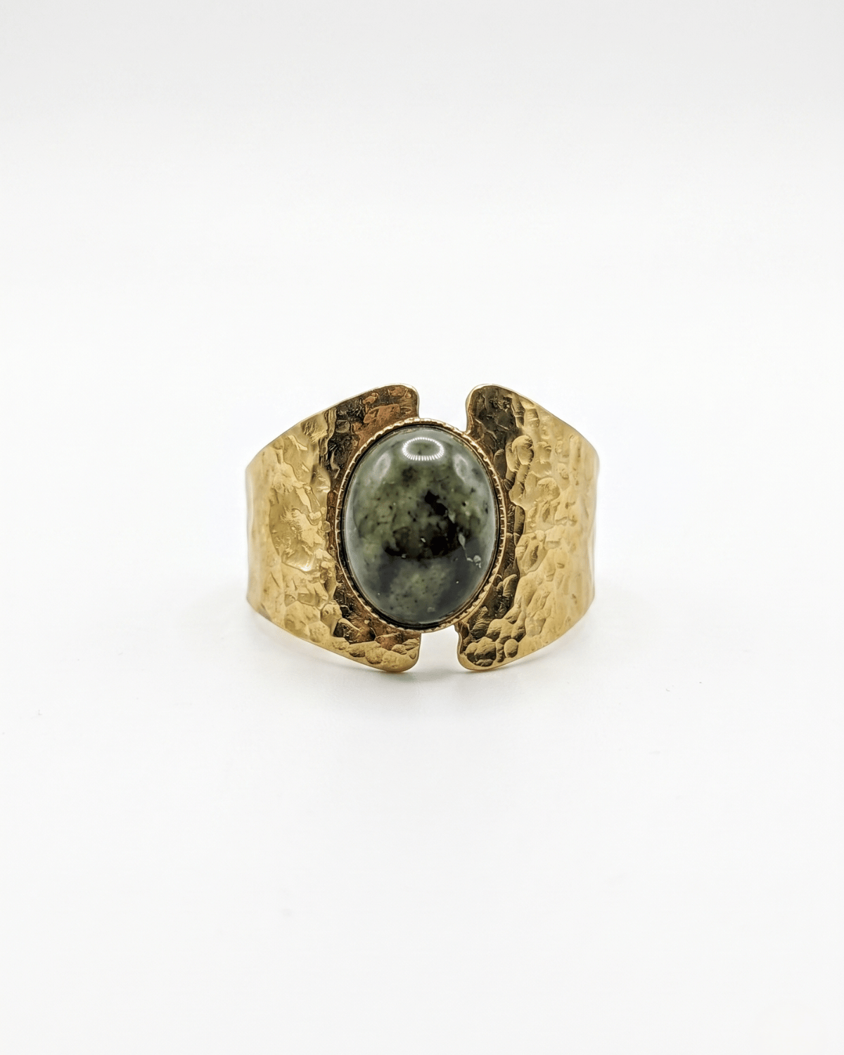 Anello Elara Giunquilla in oro 18k con turchese africano e finitura a foglia Anello Giunquilla con turchese africano, pietra di equilibrio per i momenti di trasformazione interiore Anello Elara Giunquilla in acciaio placcato oro con finitura botanica, tra il divino e l'umano femminile Anello Giunquilla con turchese e foglia dorata, per chi sta diventando qualcosa di nuovo Anello Elara Giunquilla, oro 18k: turchese africano e natura per accompagnare ogni cambiamento