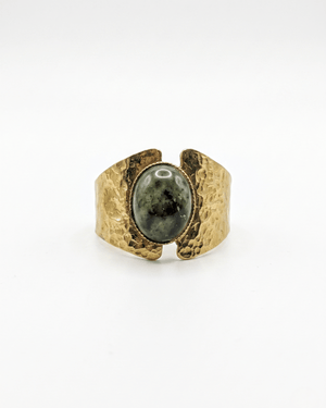 Anello Elara Giunquilla in oro 18k con turchese africano e finitura a foglia Anello Giunquilla con turchese africano, pietra di equilibrio per i momenti di trasformazione interiore Anello Elara Giunquilla in acciaio placcato oro con finitura botanica, tra il divino e l'umano femminile Anello Giunquilla con turchese e foglia dorata, per chi sta diventando qualcosa di nuovo Anello Elara Giunquilla, oro 18k: turchese africano e natura per accompagnare ogni cambiamento