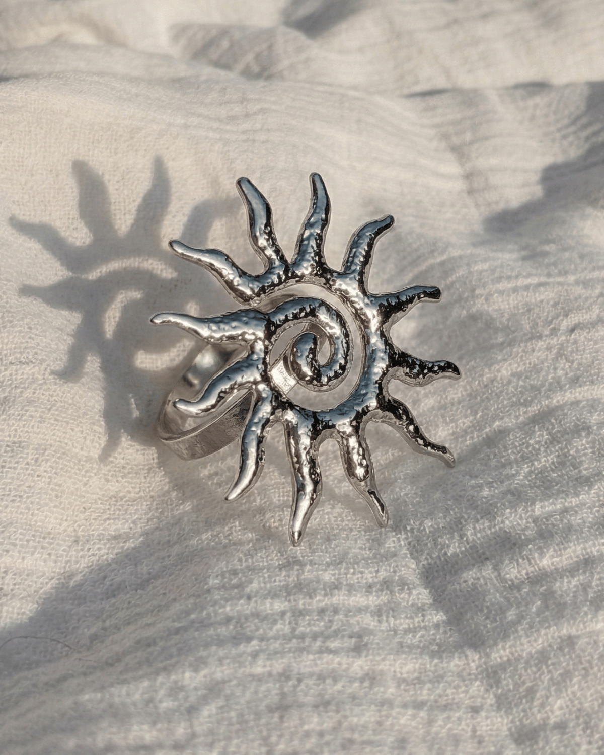Anello sole Giunquilla in acciaio placcato oro 18k con spirale, simbolo dei cicli naturali Anello Soleya Giunquilla a forma di sole con spirale puntinata, energia solare e femminile Anello Giunquilla con sole e spirale in oro 18k, geometria sacra ispirata a Newgrange e alle Ande Anello sole Giunquilla in acciaio dorato, per portare energia solare sacra in ogni gesto quotidiano Anello Soleya Giunquilla: spirale e sole in oro 18k, movimento ciclico del femminile al dito
