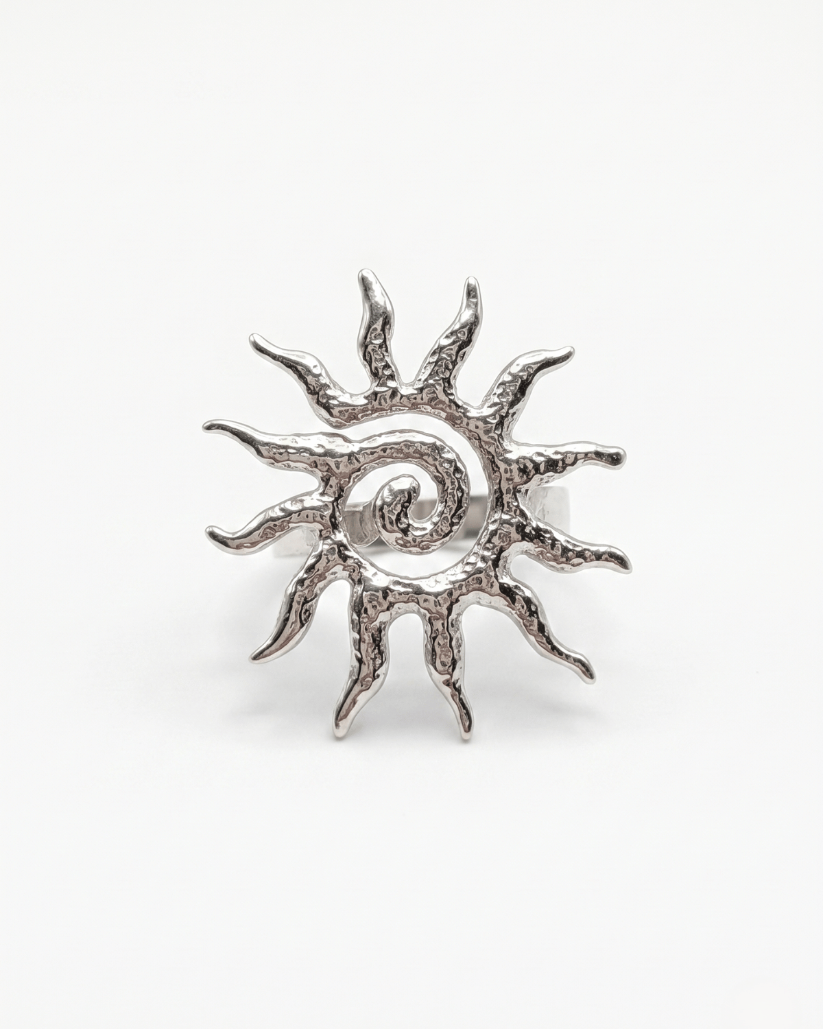 Anello sole Giunquilla in acciaio placcato oro 18k con spirale, simbolo dei cicli naturali Anello Soleya Giunquilla a forma di sole con spirale puntinata, energia solare e femminile Anello Giunquilla con sole e spirale in oro 18k, geometria sacra ispirata a Newgrange e alle Ande Anello sole Giunquilla in acciaio dorato, per portare energia solare sacra in ogni gesto quotidiano Anello Soleya Giunquilla: spirale e sole in oro 18k, movimento ciclico del femminile al dito
