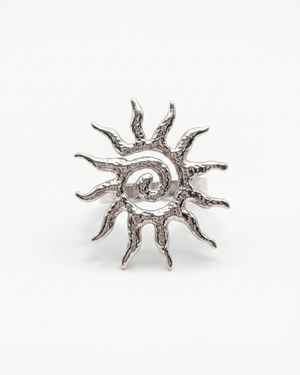 Anello sole Giunquilla in acciaio placcato oro 18k con spirale, simbolo dei cicli naturali Anello Soleya Giunquilla a forma di sole con spirale puntinata, energia solare e femminile Anello Giunquilla con sole e spirale in oro 18k, geometria sacra ispirata a Newgrange e alle Ande Anello sole Giunquilla in acciaio dorato, per portare energia solare sacra in ogni gesto quotidiano Anello Soleya Giunquilla: spirale e sole in oro 18k, movimento ciclico del femminile al dito
