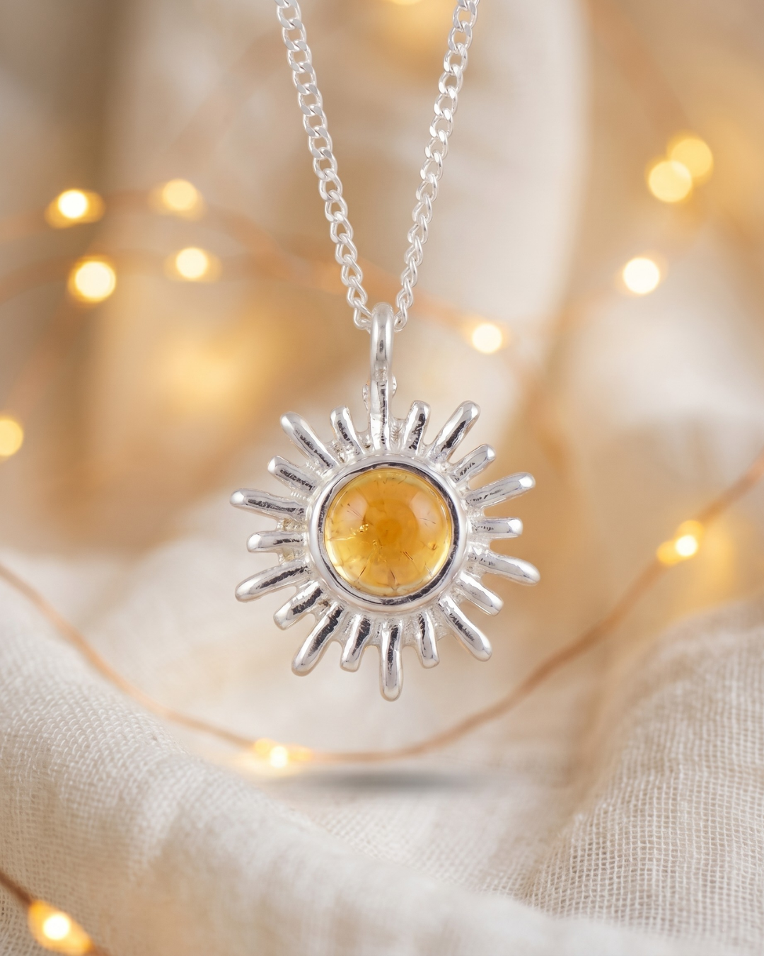 Collana solecito Giunquilla in argento 925 con quarzo citrino, luce solare e fiducia in sé stesse Collana Giunquilla con citrino in argento 925, pietra della chiarezza e del valore femminile Collana solecito Giunquilla argento 925 e quarzo citrino: calore del sole per i momenti difficili Collana pendente Giunquilla con quarzo citrino giallo, energia di chiarezza e rinnovamento interiore Collana solecito Giunquilla in argento 925 con citrino, per riaccendere la luce interiore della donna
