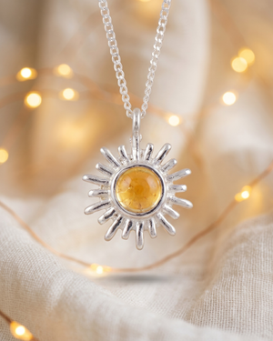 Collana solecito Giunquilla in argento 925 con quarzo citrino, luce solare e fiducia in sé stesse Collana Giunquilla con citrino in argento 925, pietra della chiarezza e del valore femminile Collana solecito Giunquilla argento 925 e quarzo citrino: calore del sole per i momenti difficili Collana pendente Giunquilla con quarzo citrino giallo, energia di chiarezza e rinnovamento interiore Collana solecito Giunquilla in argento 925 con citrino, per riaccendere la luce interiore della donna

