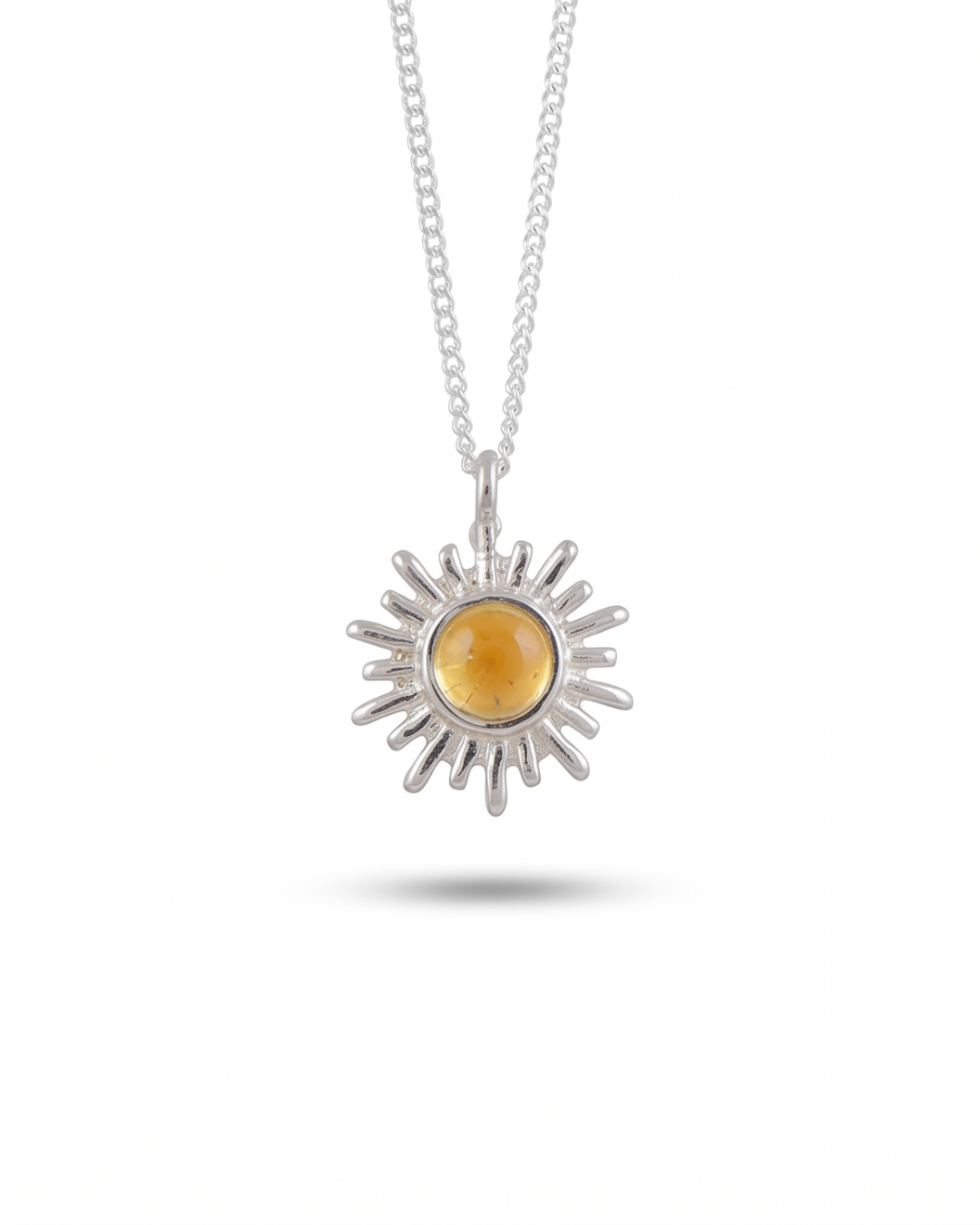 Collana solecito Giunquilla in argento 925 con quarzo citrino, luce solare e fiducia in sé stesse Collana Giunquilla con citrino in argento 925, pietra della chiarezza e del valore femminile Collana solecito Giunquilla argento 925 e quarzo citrino: calore del sole per i momenti difficili Collana pendente Giunquilla con quarzo citrino giallo, energia di chiarezza e rinnovamento interiore Collana solecito Giunquilla in argento 925 con citrino, per riaccendere la luce interiore della donna

