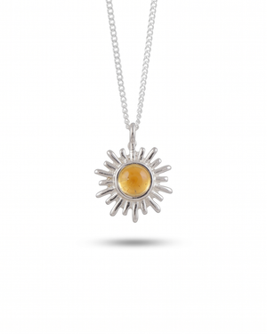 Collana solecito Giunquilla in argento 925 con quarzo citrino, luce solare e fiducia in sé stesse Collana Giunquilla con citrino in argento 925, pietra della chiarezza e del valore femminile Collana solecito Giunquilla argento 925 e quarzo citrino: calore del sole per i momenti difficili Collana pendente Giunquilla con quarzo citrino giallo, energia di chiarezza e rinnovamento interiore Collana solecito Giunquilla in argento 925 con citrino, per riaccendere la luce interiore della donna
