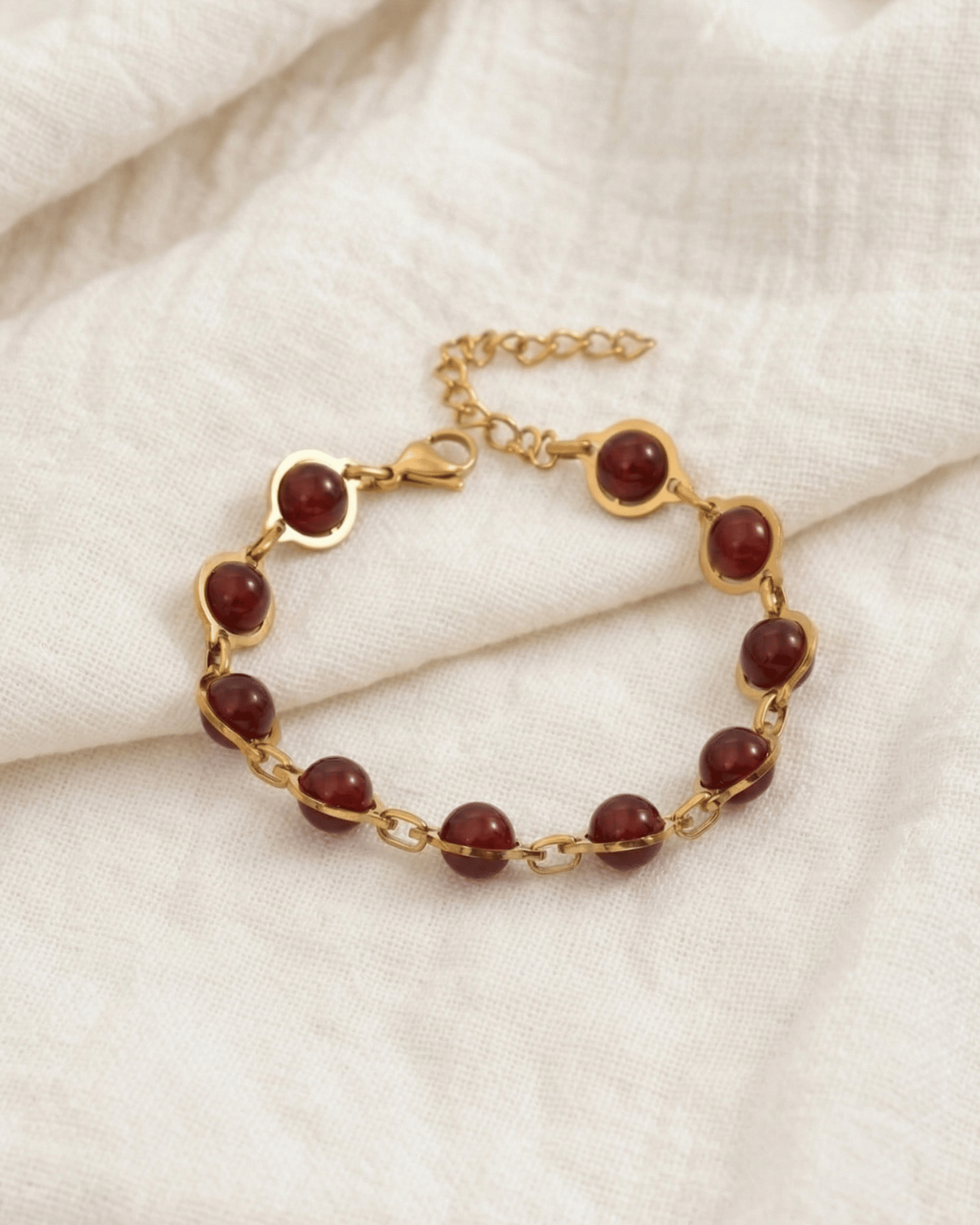 Bracciale Saturno Giunquilla in oro 18k con avventurina, corniola o granato Bracciale Giunquilla con corniola in acciaio placcato oro, pietra del coraggio e dell'azione Bracciale Saturno Giunquilla con granato, energia di passione e intenzione quotidiana consapevole Bracciale Giunquilla con avventurina in oro 18k, pietra del rinnovamento e dell'equilibrio interiore Bracciale Saturno Giunquilla: geometria planetaria al polso con pietre naturali in acciaio dorato
