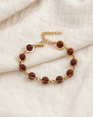 Bracciale Saturno Giunquilla in oro 18k con avventurina, corniola o granato Bracciale Giunquilla con corniola in acciaio placcato oro, pietra del coraggio e dell'azione Bracciale Saturno Giunquilla con granato, energia di passione e intenzione quotidiana consapevole Bracciale Giunquilla con avventurina in oro 18k, pietra del rinnovamento e dell'equilibrio interiore Bracciale Saturno Giunquilla: geometria planetaria al polso con pietre naturali in acciaio dorato

