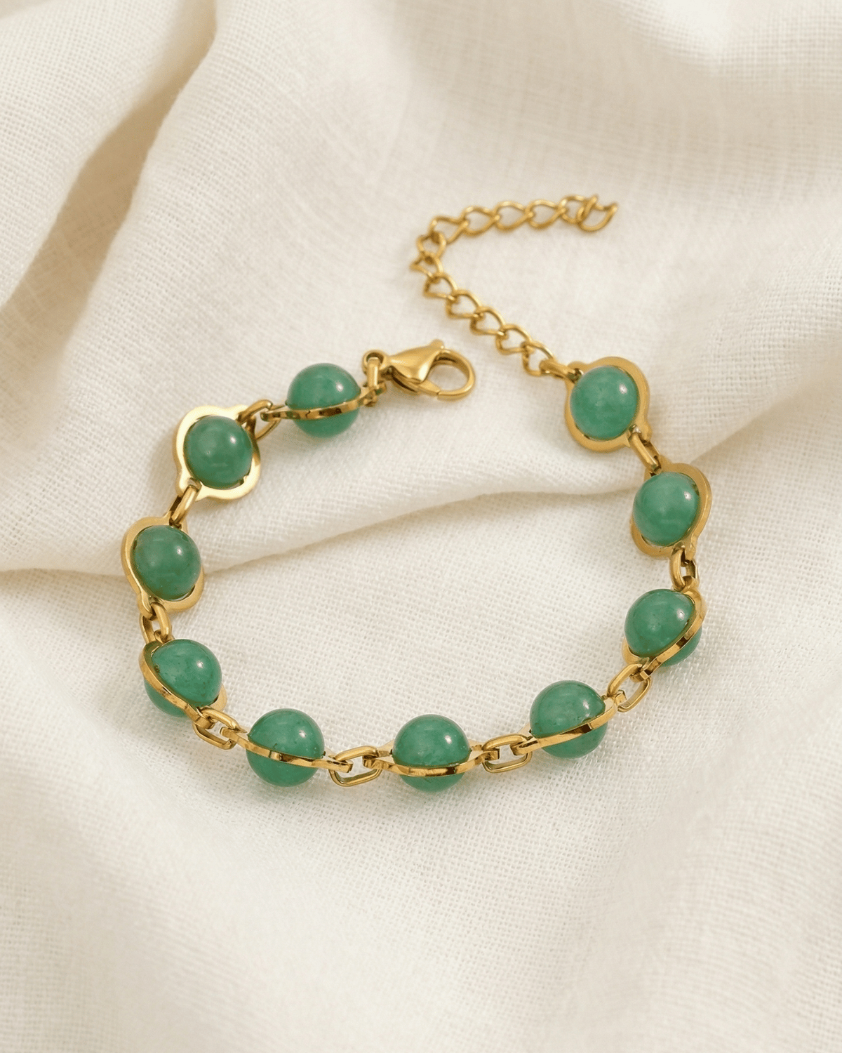 Bracciale Saturno Giunquilla in oro 18k con avventurina, corniola o granato Bracciale Giunquilla con corniola in acciaio placcato oro, pietra del coraggio e dell'azione Bracciale Saturno Giunquilla con granato, energia di passione e intenzione quotidiana consapevole Bracciale Giunquilla con avventurina in oro 18k, pietra del rinnovamento e dell'equilibrio interiore Bracciale Saturno Giunquilla: geometria planetaria al polso con pietre naturali in acciaio dorato
