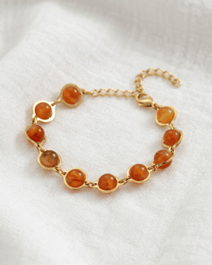 Bracciale Saturno Giunquilla in oro 18k con avventurina, corniola o granato Bracciale Giunquilla con corniola in acciaio placcato oro, pietra del coraggio e dell'azione Bracciale Saturno Giunquilla con granato, energia di passione e intenzione quotidiana consapevole Bracciale Giunquilla con avventurina in oro 18k, pietra del rinnovamento e dell'equilibrio interiore Bracciale Saturno Giunquilla: geometria planetaria al polso con pietre naturali in acciaio dorato
