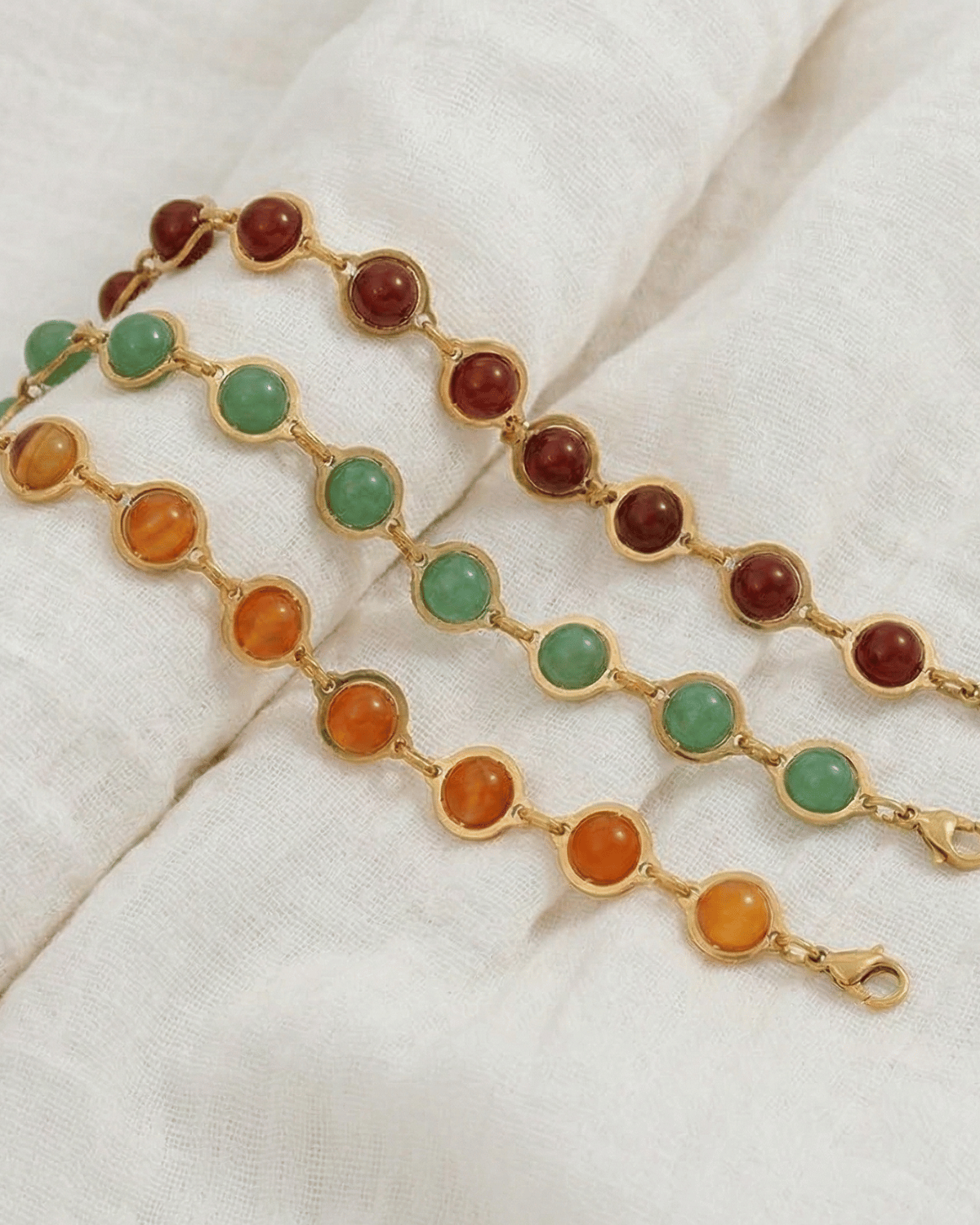 Bracciale Saturno Giunquilla in oro 18k con avventurina, corniola o granato Bracciale Giunquilla con corniola in acciaio placcato oro, pietra del coraggio e dell'azione Bracciale Saturno Giunquilla con granato, energia di passione e intenzione quotidiana consapevole Bracciale Giunquilla con avventurina in oro 18k, pietra del rinnovamento e dell'equilibrio interiore Bracciale Saturno Giunquilla: geometria planetaria al polso con pietre naturali in acciaio dorato
