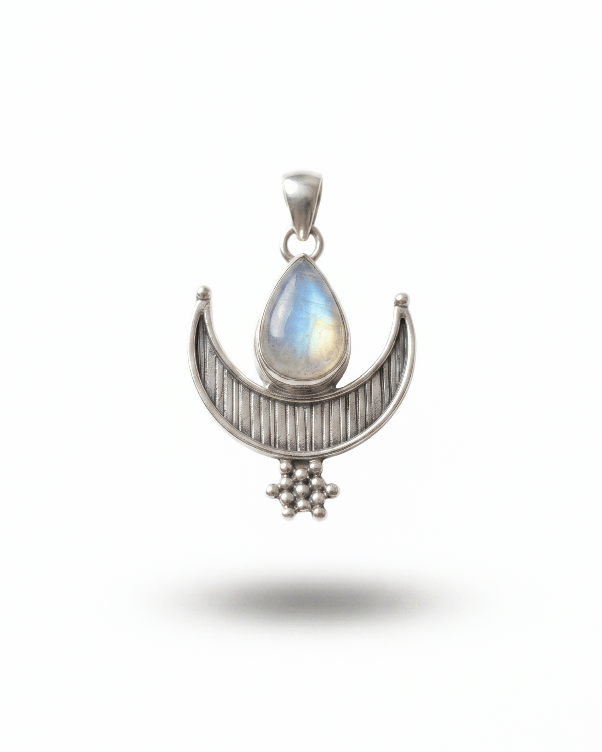 Ciondolo Miraluna Giunquilla in argento 925 con labradorite bianca, fase crescente e rinascita Ciondolo Giunquilla con pietra di luna arcobaleno in argento 925, creatività e intuizione femminile Ciondolo Miraluna Giunquilla argento 925 e labradorite: ritualità sacra e connessione con il corpo Ciondolo Giunquilla con luna crescente e labradorite bianca, energia di movimento e rinnovamento Ciondolo Miraluna Giunquilla in argento con pietra di luna, gioiello spirituale del sacro femminile
