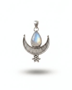Ciondolo Miraluna Giunquilla in argento 925 con labradorite bianca, fase crescente e rinascita Ciondolo Giunquilla con pietra di luna arcobaleno in argento 925, creatività e intuizione femminile Ciondolo Miraluna Giunquilla argento 925 e labradorite: ritualità sacra e connessione con il corpo Ciondolo Giunquilla con luna crescente e labradorite bianca, energia di movimento e rinnovamento Ciondolo Miraluna Giunquilla in argento con pietra di luna, gioiello spirituale del sacro femminile
