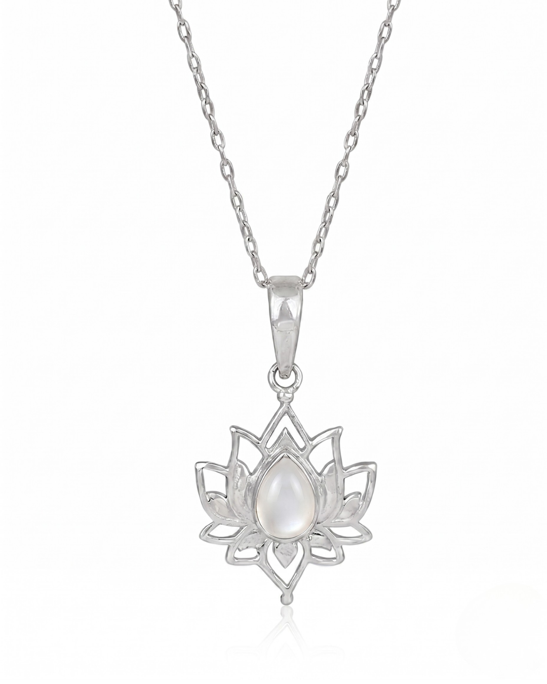 collana ninfa Giunquilla in argento 925 con pietra di luna adularia, simbolo del fiore sacro catenina Giunquilla con adularia perlescente in argento 925, fertilità femminile e rinascita ciclica catenina ninfa Giunquilla argento 925 e pietra di luna: luce interiore e insegnamento del loto Ciondolo Giunquilla con pietra di luna adularia, da abbinare all'anello ninfa per un set sacro Ciondolo ninfa Giunquilla in argento 925 con adularia iridescente, gioiello del sacro femminile