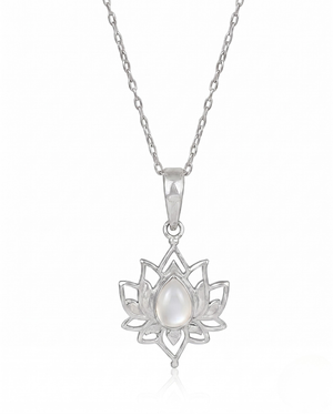 collana ninfa Giunquilla in argento 925 con pietra di luna adularia, simbolo del fiore sacro catenina Giunquilla con adularia perlescente in argento 925, fertilità femminile e rinascita ciclica catenina ninfa Giunquilla argento 925 e pietra di luna: luce interiore e insegnamento del loto Ciondolo Giunquilla con pietra di luna adularia, da abbinare all'anello ninfa per un set sacro Ciondolo ninfa Giunquilla in argento 925 con adularia iridescente, gioiello del sacro femminile