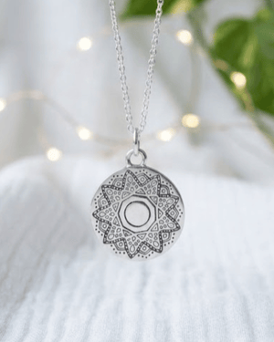 Ciondolo Luna Piena Giunquilla in argento 925, mandala lunare da portare sempre con sé Ciondolo Giunquilla con mandala a luna piena in argento, amuleto dei rituali lunari femminili Ciondolo Luna Piena Giunquilla argento 925: cerchio sacro e pienezza interiore come ornamento Ciondolo Giunquilla con luna piena in argento 925, da indossare nei giorni di luna piena Ciondolo mandala lunare Giunquilla in argento 925, simbolo di completezza e ciclo femminile
