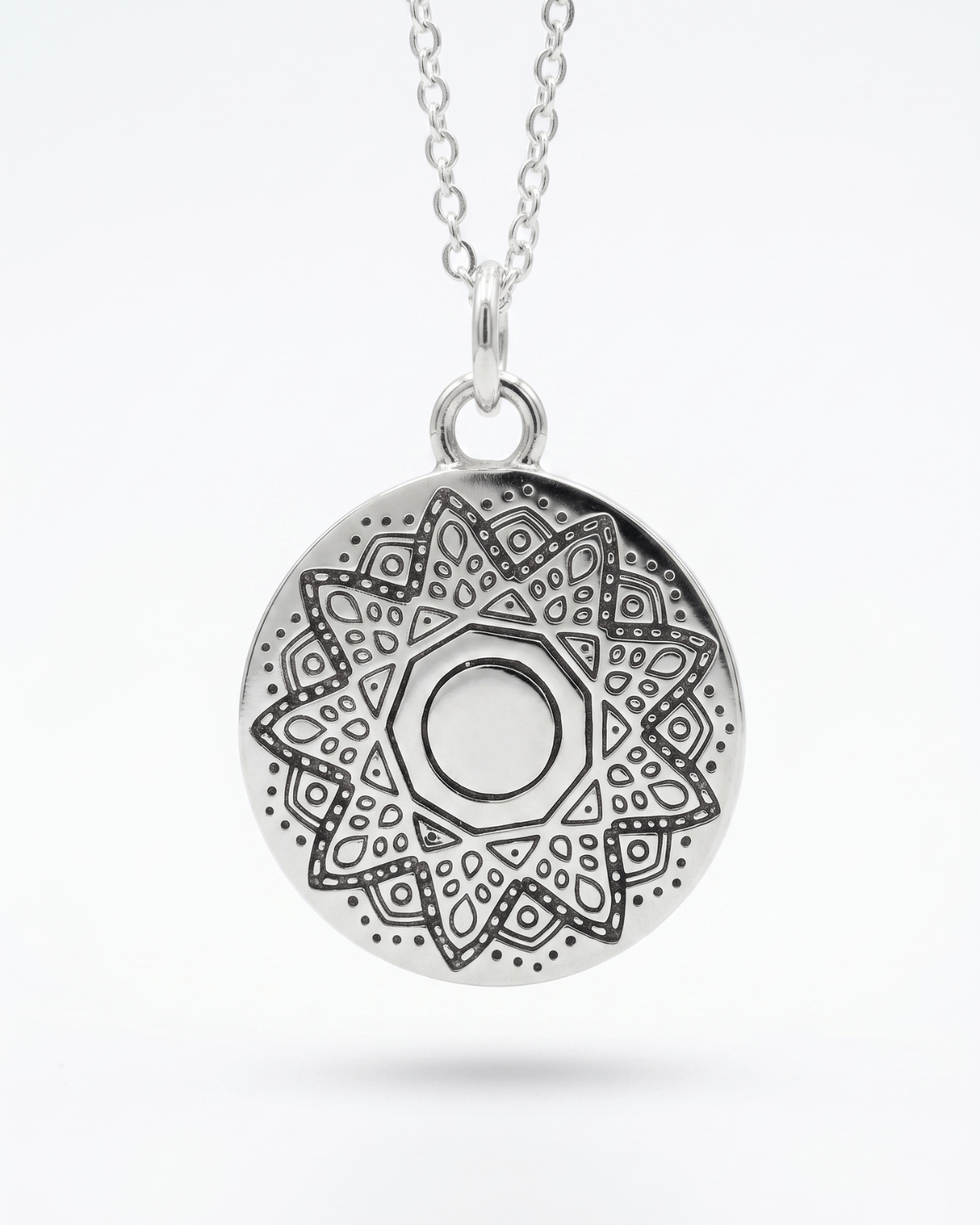 Ciondolo Luna Piena Giunquilla in argento 925, mandala lunare da portare sempre con sé Ciondolo Giunquilla con mandala a luna piena in argento, amuleto dei rituali lunari femminili Ciondolo Luna Piena Giunquilla argento 925: cerchio sacro e pienezza interiore come ornamento Ciondolo Giunquilla con luna piena in argento 925, da indossare nei giorni di luna piena Ciondolo mandala lunare Giunquilla in argento 925, simbolo di completezza e ciclo femminile
