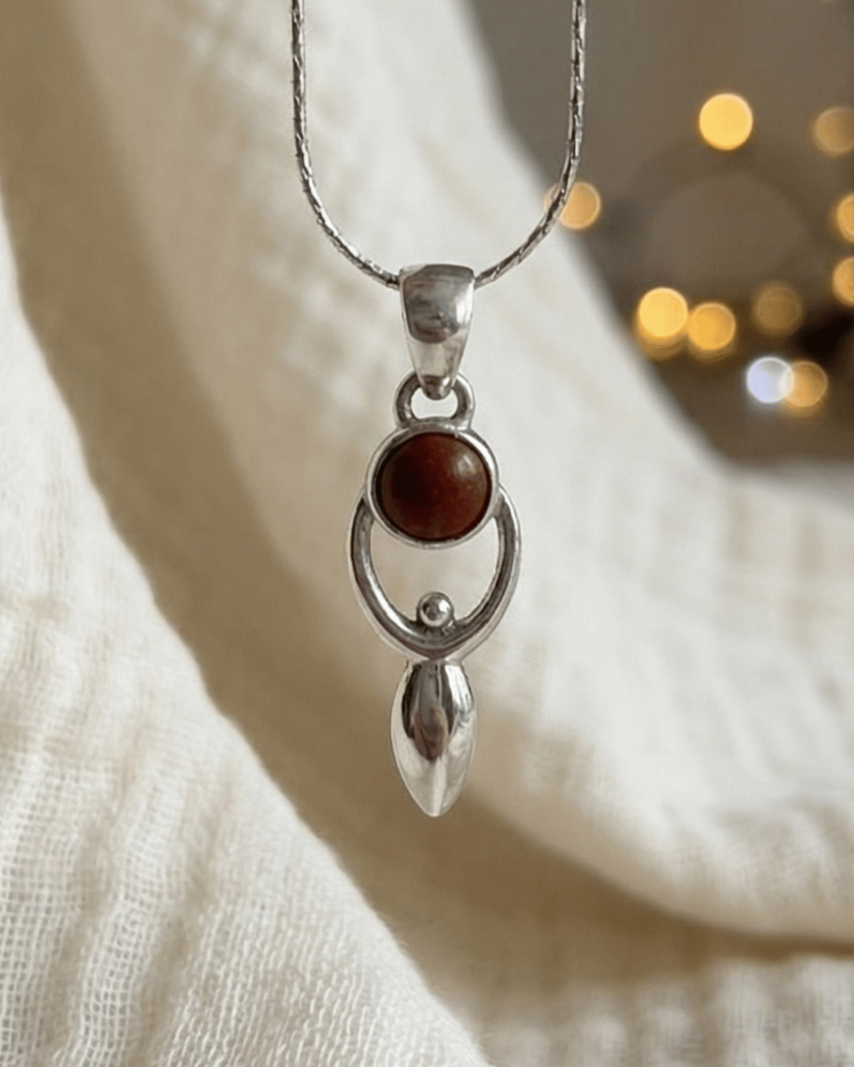 Ciondolo Goddess Giunquilla in argento 925 con labradorite bianca, archetipo della dea vicino al cuore Ciondolo Giunquilla con diaspro rosso in argento 925, creatività femminile e connessione con la terra Ciondolo Goddess Giunquilla argento 925 e pietra di luna arcobaleno, energia del divino femminile Ciondolo Giunquilla con forma della dea, labradorite bianca e simbolismo del ciclo mestruale Ciondolo Goddess Giunquilla in argento 925, gioiello spirituale per chi onora la forza divina della donna
