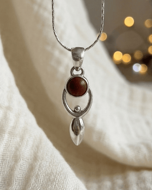 Ciondolo Goddess Giunquilla in argento 925 con labradorite bianca, archetipo della dea vicino al cuore Ciondolo Giunquilla con diaspro rosso in argento 925, creatività femminile e connessione con la terra Ciondolo Goddess Giunquilla argento 925 e pietra di luna arcobaleno, energia del divino femminile Ciondolo Giunquilla con forma della dea, labradorite bianca e simbolismo del ciclo mestruale Ciondolo Goddess Giunquilla in argento 925, gioiello spirituale per chi onora la forza divina della donna
