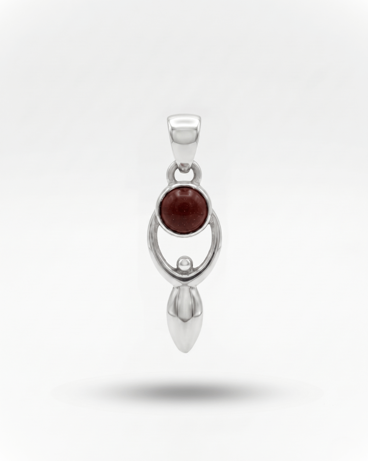 Ciondolo Goddess Giunquilla in argento 925 con labradorite bianca, archetipo della dea vicino al cuore Ciondolo Giunquilla con diaspro rosso in argento 925, creatività femminile e connessione con la terra Ciondolo Goddess Giunquilla argento 925 e pietra di luna arcobaleno, energia del divino femminile Ciondolo Giunquilla con forma della dea, labradorite bianca e simbolismo del ciclo mestruale Ciondolo Goddess Giunquilla in argento 925, gioiello spirituale per chi onora la forza divina della donna
