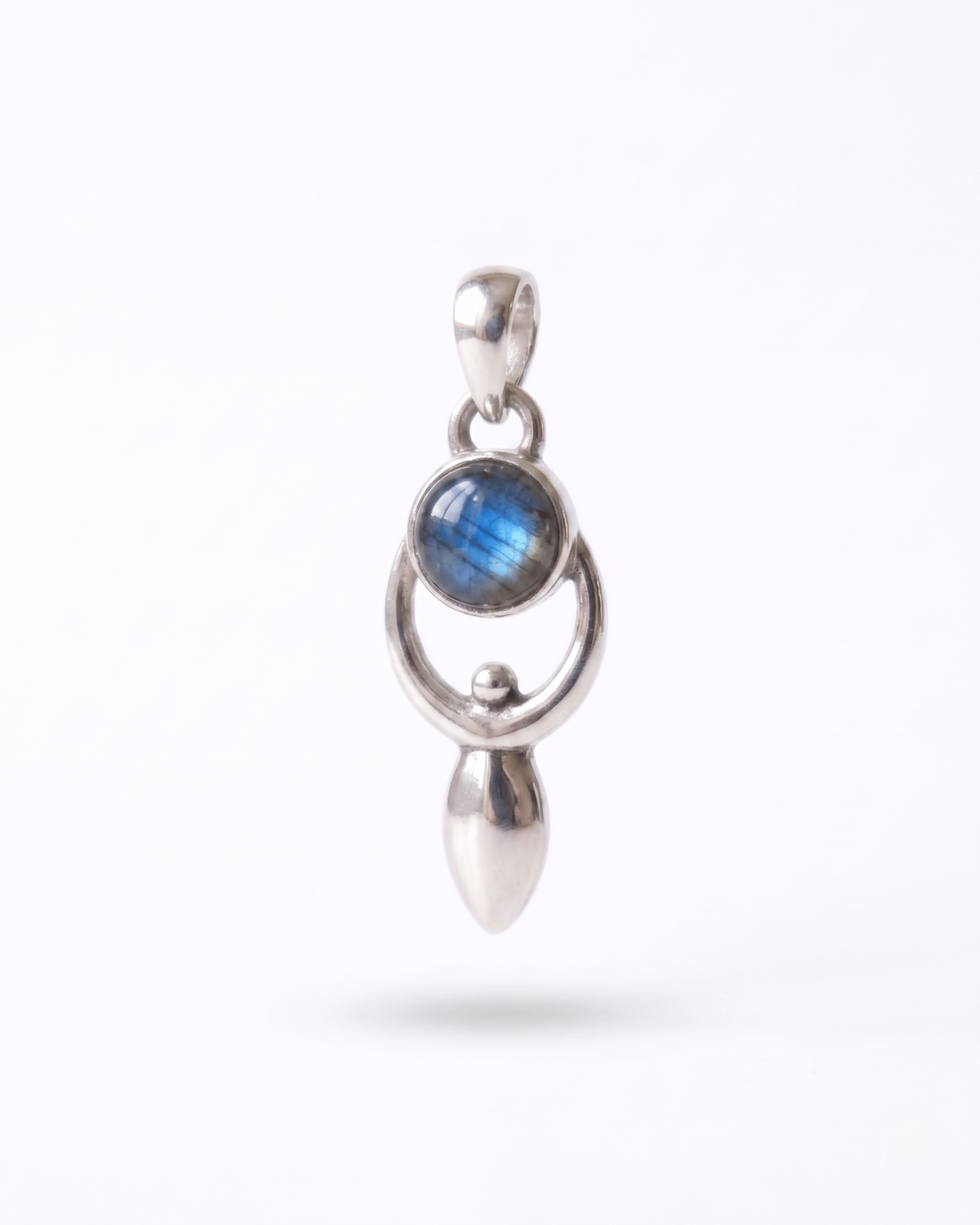 Ciondolo Goddess Giunquilla in argento 925 con labradorite bianca, archetipo della dea vicino al cuore Ciondolo Giunquilla con diaspro rosso in argento 925, creatività femminile e connessione con la terra Ciondolo Goddess Giunquilla argento 925 e pietra di luna arcobaleno, energia del divino femminile Ciondolo Giunquilla con forma della dea, labradorite bianca e simbolismo del ciclo mestruale Ciondolo Goddess Giunquilla in argento 925, gioiello spirituale per chi onora la forza divina della donna
