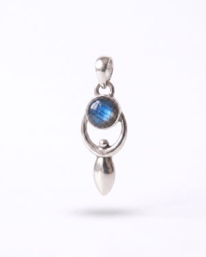 Ciondolo Goddess Giunquilla in argento 925 con labradorite bianca, archetipo della dea vicino al cuore Ciondolo Giunquilla con diaspro rosso in argento 925, creatività femminile e connessione con la terra Ciondolo Goddess Giunquilla argento 925 e pietra di luna arcobaleno, energia del divino femminile Ciondolo Giunquilla con forma della dea, labradorite bianca e simbolismo del ciclo mestruale Ciondolo Goddess Giunquilla in argento 925, gioiello spirituale per chi onora la forza divina della donna
