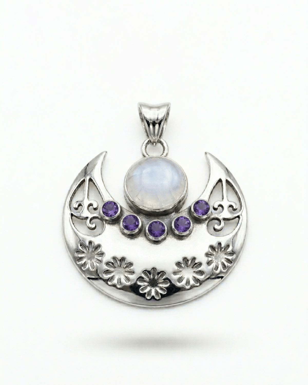 Ciondolo Mama Quilla Giunquilla in argento 925 con pietra di luna arcobaleno e ametiste sfaccettate Ciondolo Giunquilla con labradorite bianca e ametiste, omaggio alla dea della luna Quechua Ciondolo luna Giunquilla argento 925 con pietra di luna arcobaleno, sacro femminile e cicli lunari Ciondolo Mama Quilla Giunquilla: argento 925, labradorite bianca e ametiste per il femminile intuitivo Ciondolo Giunquilla con luna e pietra di luna arcobaleno in argento 925, alleanza antica con la luna
