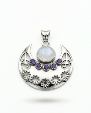 Ciondolo Mama Quilla Giunquilla in argento 925 con pietra di luna arcobaleno e ametiste sfaccettate Ciondolo Giunquilla con labradorite bianca e ametiste, omaggio alla dea della luna Quechua Ciondolo luna Giunquilla argento 925 con pietra di luna arcobaleno, sacro femminile e cicli lunari Ciondolo Mama Quilla Giunquilla: argento 925, labradorite bianca e ametiste per il femminile intuitivo Ciondolo Giunquilla con luna e pietra di luna arcobaleno in argento 925, alleanza antica con la luna
