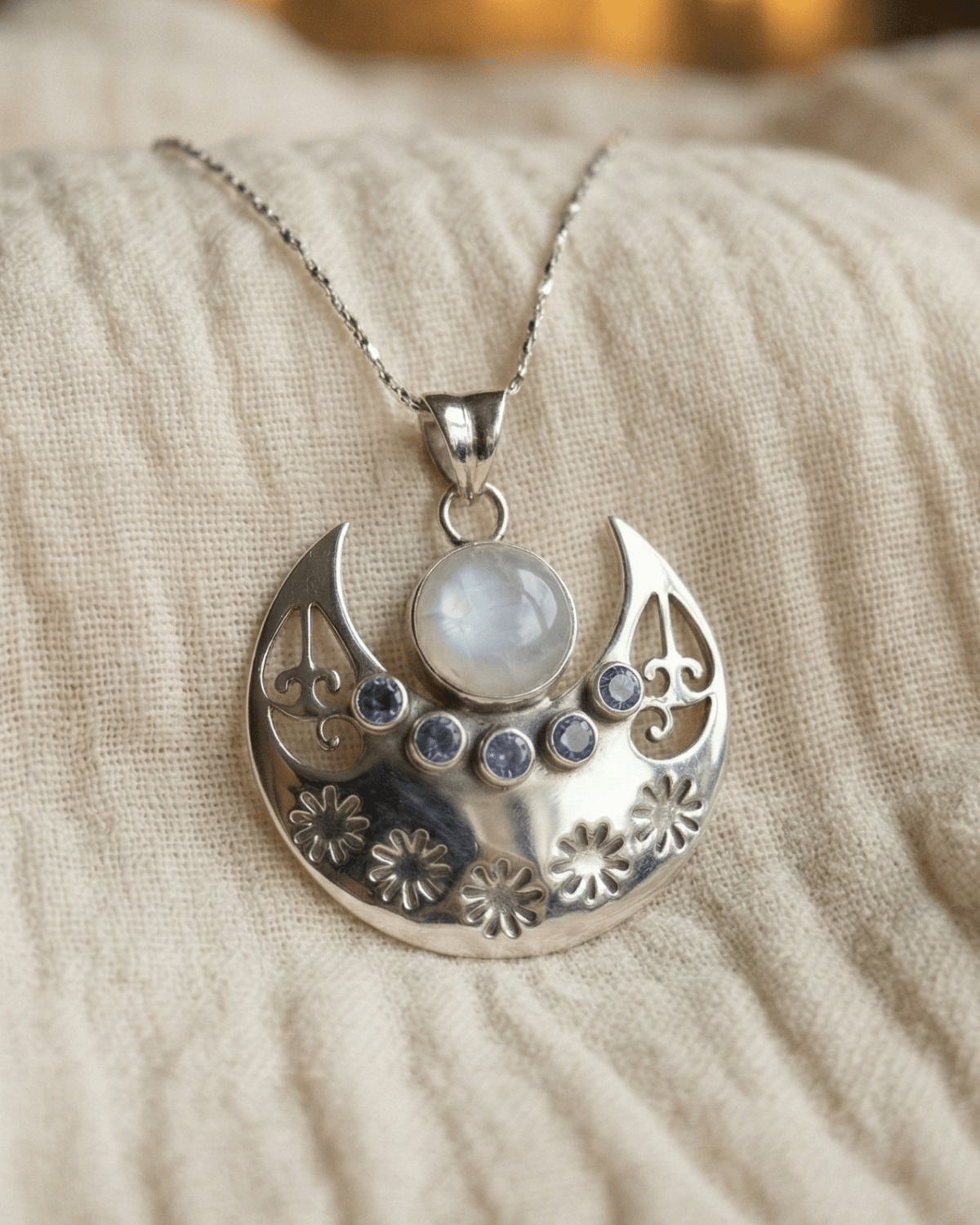 Ciondolo Mama Quilla Giunquilla in argento 925 con pietra di luna arcobaleno e ametiste sfaccettate Ciondolo Giunquilla con labradorite bianca e ametiste, omaggio alla dea della luna Quechua Ciondolo luna Giunquilla argento 925 con pietra di luna arcobaleno, sacro femminile e cicli lunari Ciondolo Mama Quilla Giunquilla: argento 925, labradorite bianca e ametiste per il femminile intuitivo Ciondolo Giunquilla con luna e pietra di luna arcobaleno in argento 925, alleanza antica con la luna
