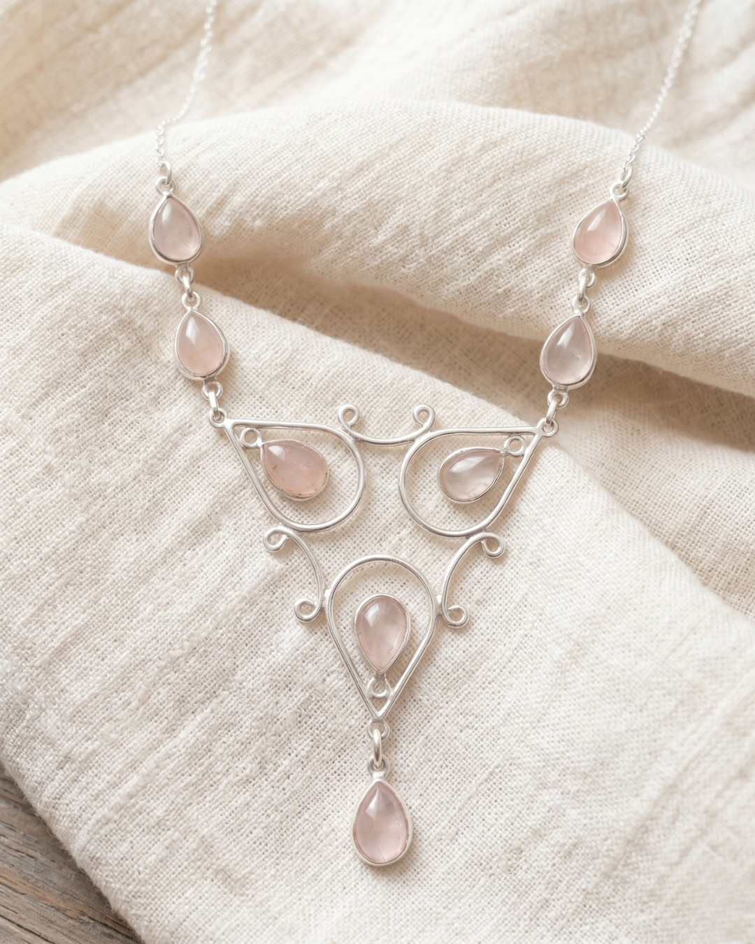 Collana Utera Giunquilla in argento 925 con quarzo rosa, sacralità della matrice femminile Collana Giunquilla con quarzo rosa in argento 925, pietra dell'amore puro e della creatività femminile Collana Utera Giunquilla argento 925 e quarzo rosa: forma dell'utero come gioiello spirituale Collana pendente Giunquilla con quarzo rosa, memoria ancestrale del corpo femminile come sacro Collana Utera Giunquilla in argento 925 con quarzo rosa, per rivendicare la propria matrice creativa
