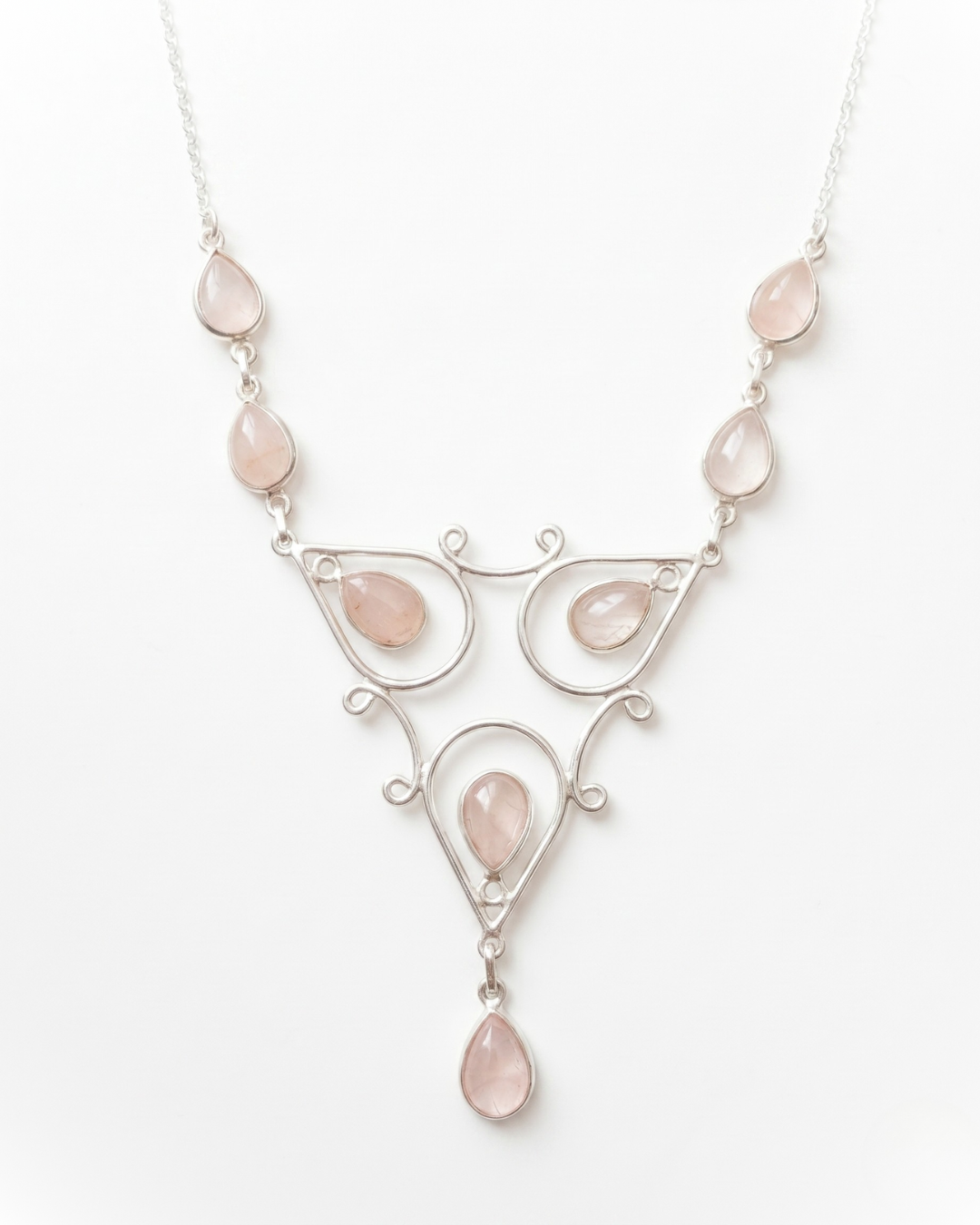 Collana Utera Giunquilla in argento 925 con quarzo rosa, sacralità della matrice femminile Collana Giunquilla con quarzo rosa in argento 925, pietra dell'amore puro e della creatività femminile Collana Utera Giunquilla argento 925 e quarzo rosa: forma dell'utero come gioiello spirituale Collana pendente Giunquilla con quarzo rosa, memoria ancestrale del corpo femminile come sacro Collana Utera Giunquilla in argento 925 con quarzo rosa, per rivendicare la propria matrice creativa
