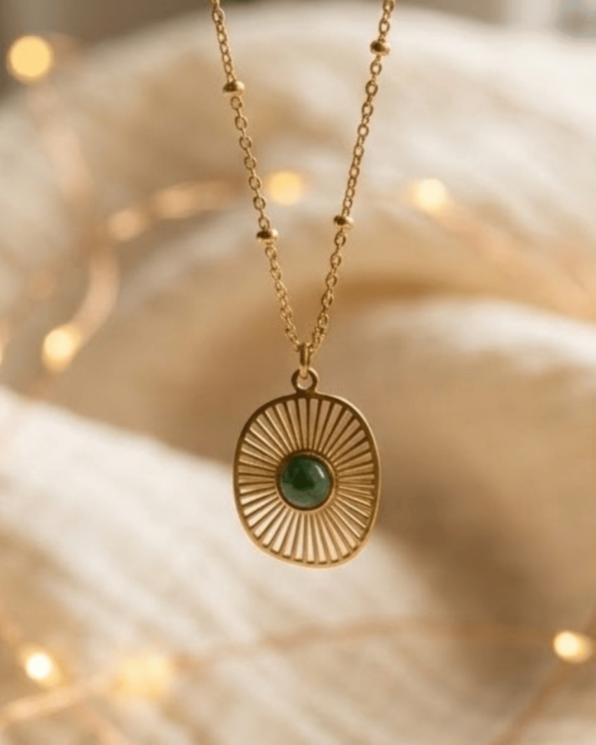 Collana Isola Giunquilla in oro 18k con amazzonite, pietra della verità e della comunicazione Ciondolo Isola Giunquilla con giada, simbolo di equilibrio emotivo e connessione con la natura Collana pendente Giunquilla con giada verde e forma a raggi, energia di calma e approdo interiore Ciondolo Giunquilla con amazzonite in acciaio placcato oro, per ritrovare sé stesse nella quiete Collana Isola Giunquilla, oro 18k e giada: gioiello del sacro femminile ispirato alla natura
