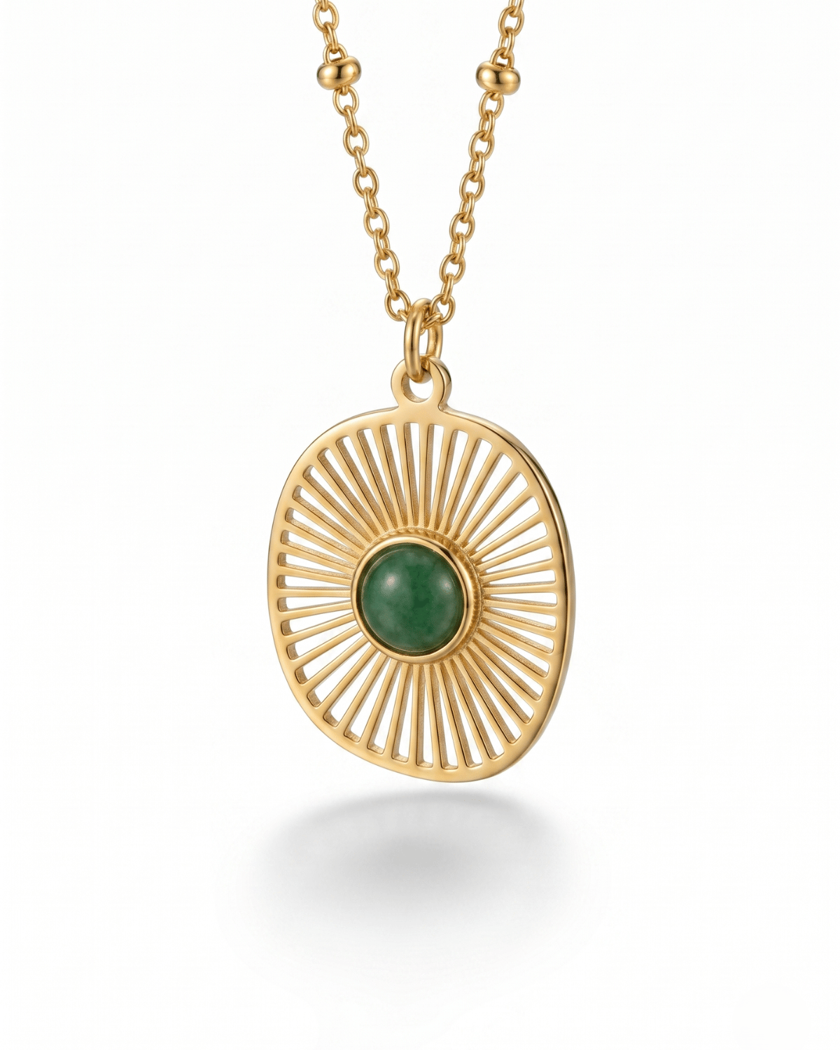 Collana Isola Giunquilla in oro 18k con amazzonite, pietra della verità e della comunicazione Ciondolo Isola Giunquilla con giada, simbolo di equilibrio emotivo e connessione con la natura Collana pendente Giunquilla con giada verde e forma a raggi, energia di calma e approdo interiore Ciondolo Giunquilla con amazzonite in acciaio placcato oro, per ritrovare sé stesse nella quiete Collana Isola Giunquilla, oro 18k e giada: gioiello del sacro femminile ispirato alla natura
